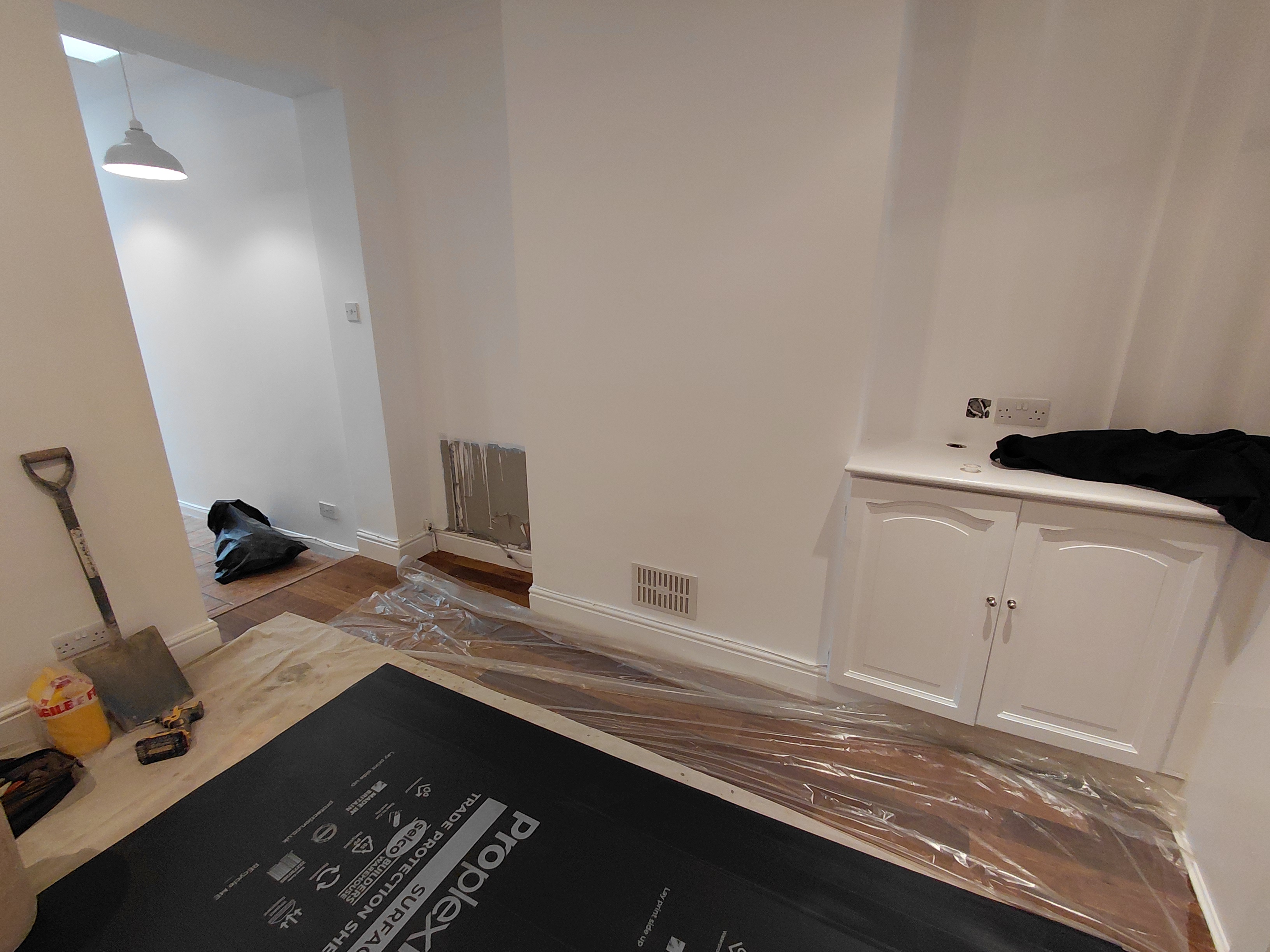 Rising damp affected wall in Carshalton SM5 before damp proofing